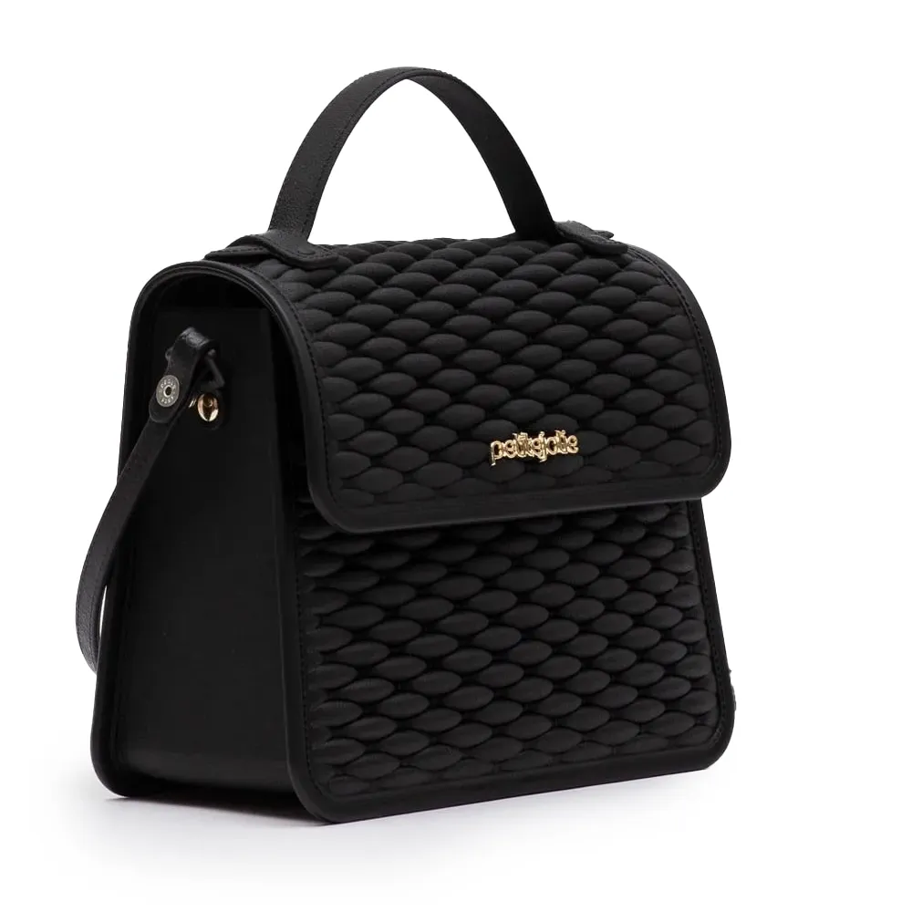 Bolsa Petite Jolie Vic II preta vista em ângulo frontal lateral com textura 3D e alças